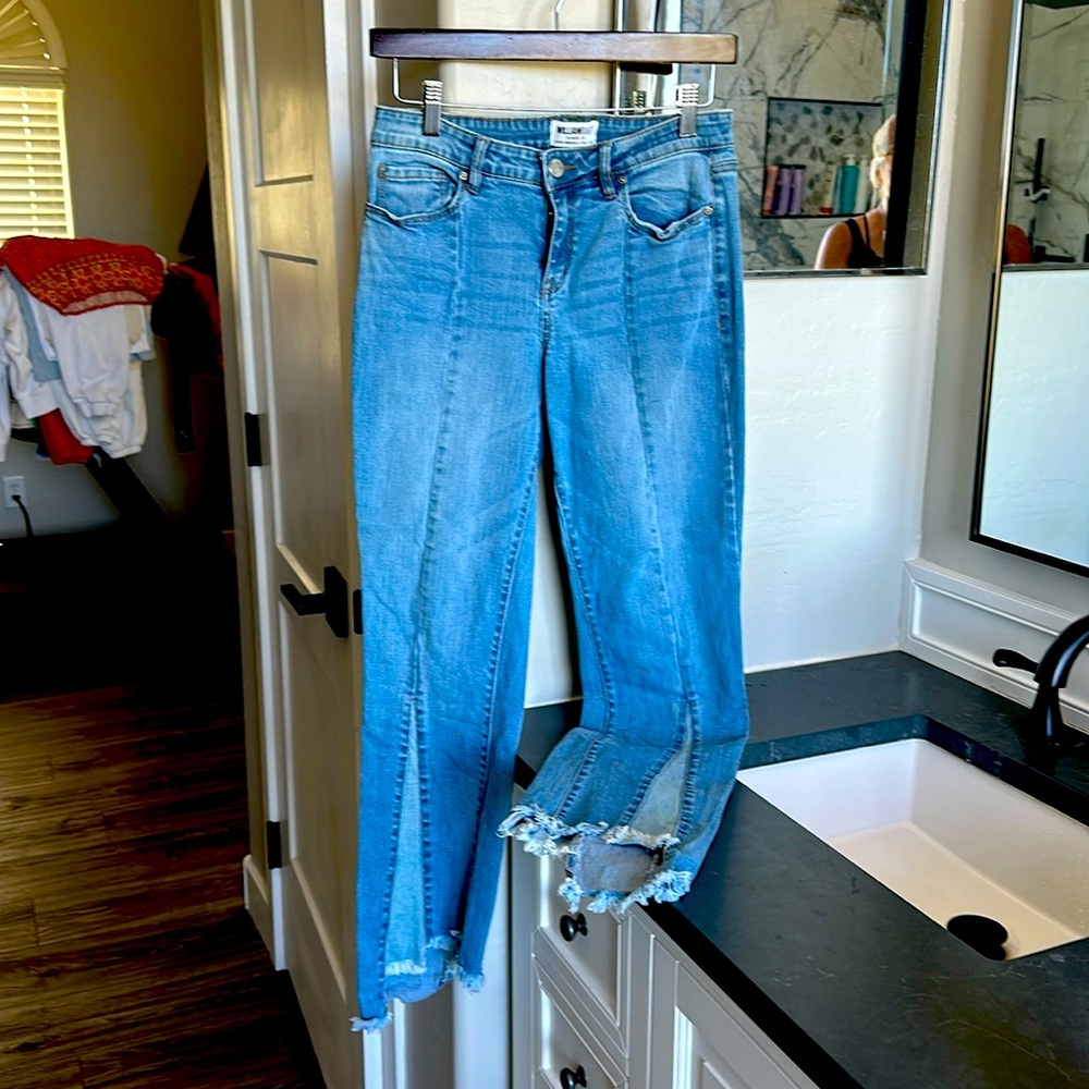 Cute denim capri jean with a flare leg size 28